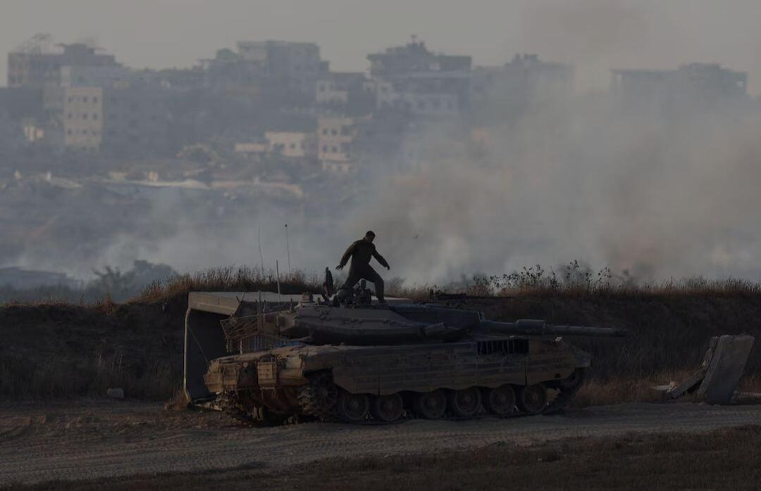 An Israeli soldier stands on top…