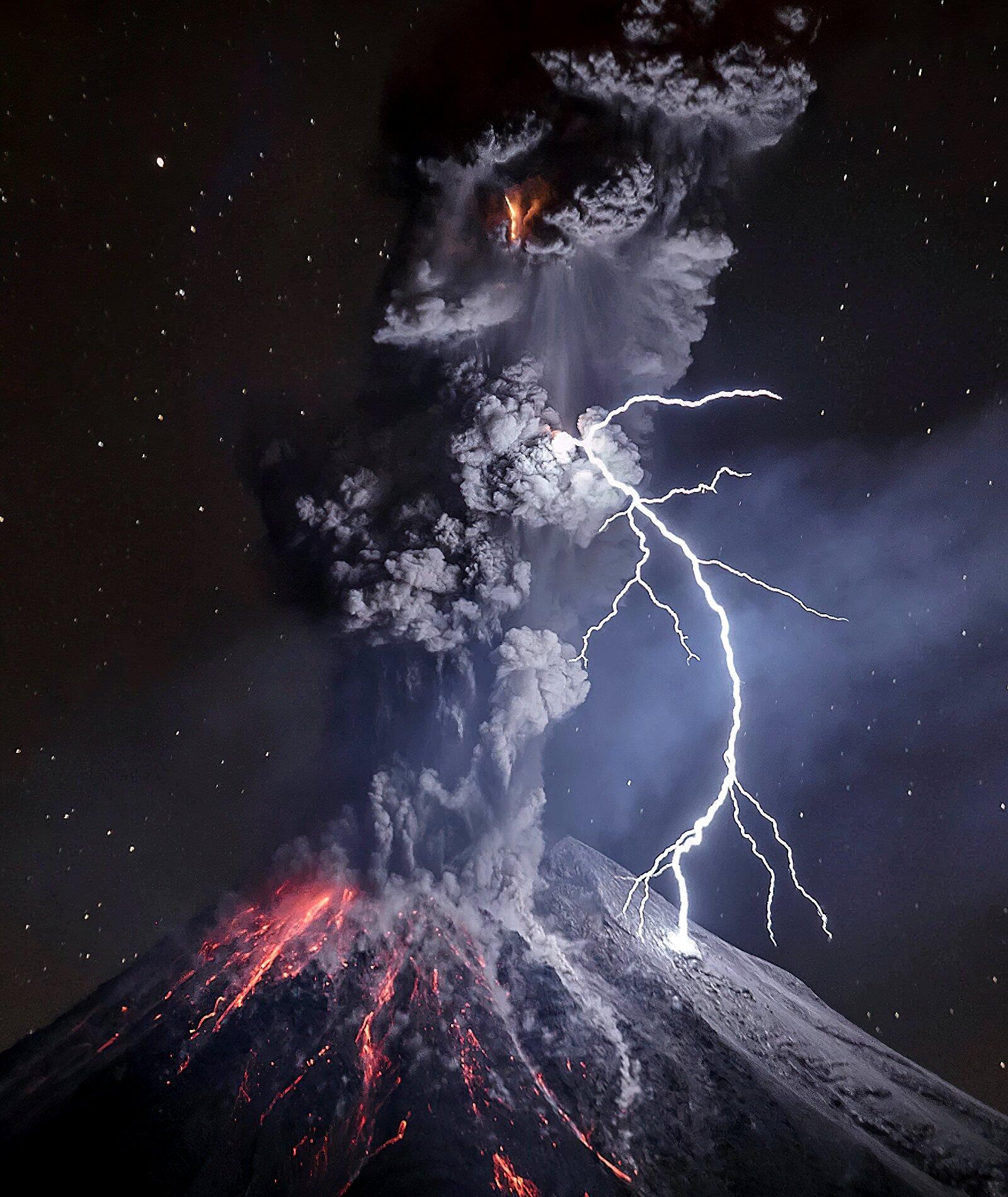 A stunning example of volcanic lightning,…