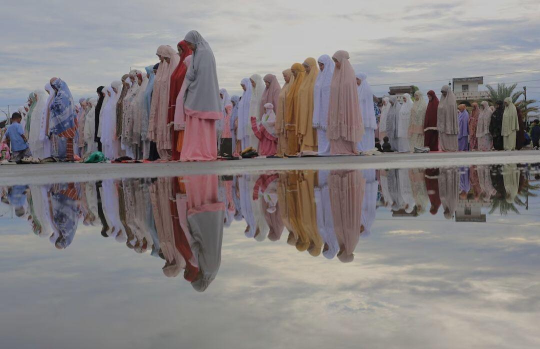 Indonesian Muslims offer mass prayers at…