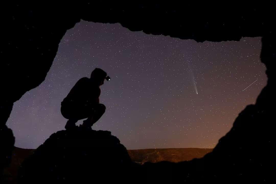 Eduardo Robaina observes the comet C/…