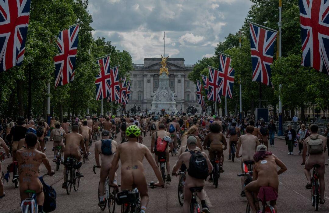 Naked cyclists ride up the Mall…