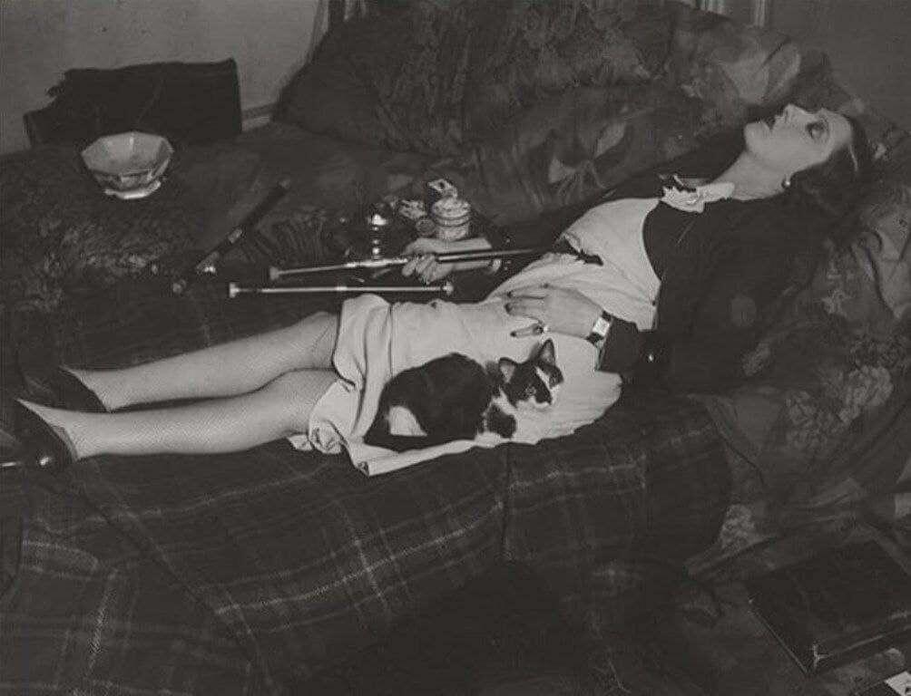 Paris, 1932: a girl, opium, evening.