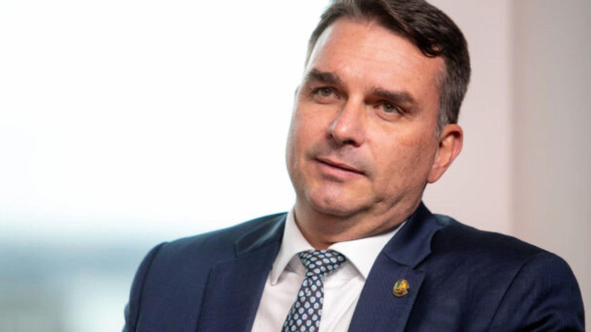 Cover image for Flávio Bolsonaro vence primeiro turno da presidência com 47% dos votos