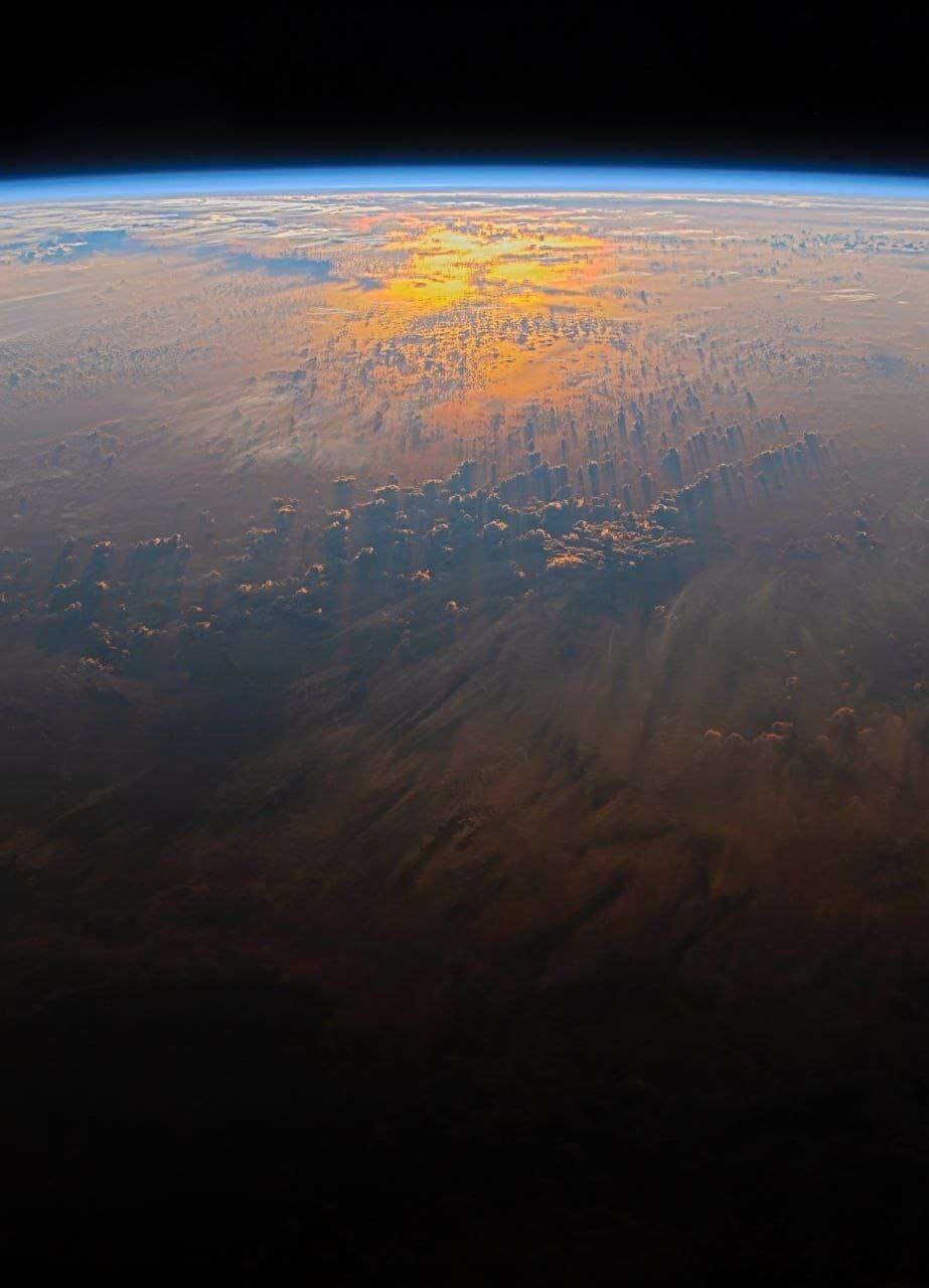 Pacific Ocean in the rays of…