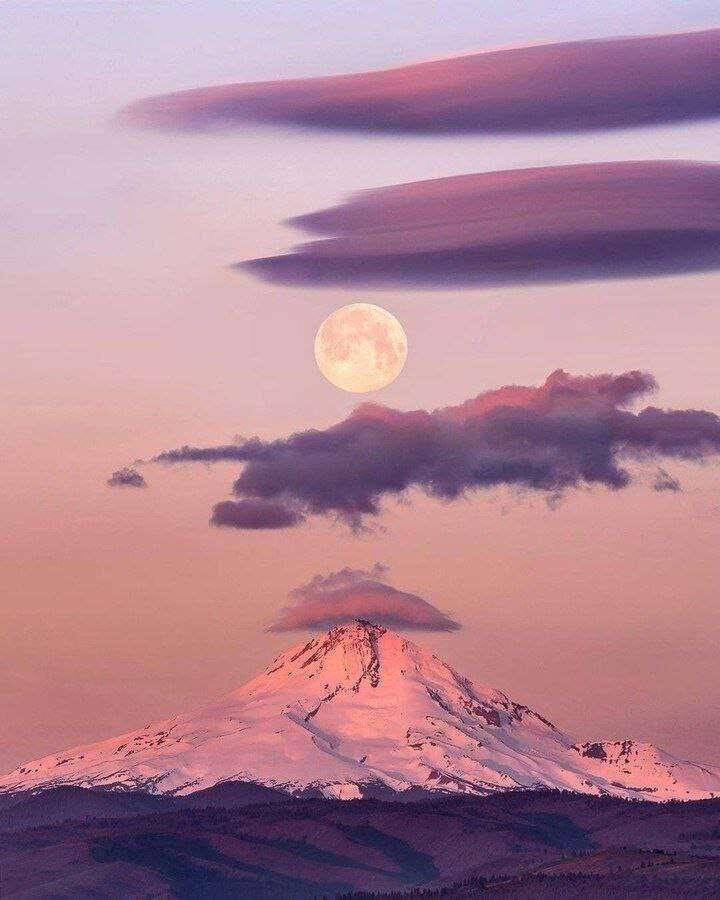 Full moon and lenticular clouds over…
