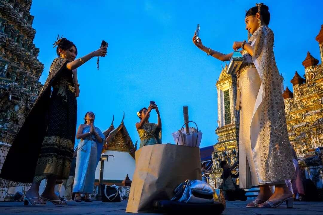 Tourists from China dressed in traditional…