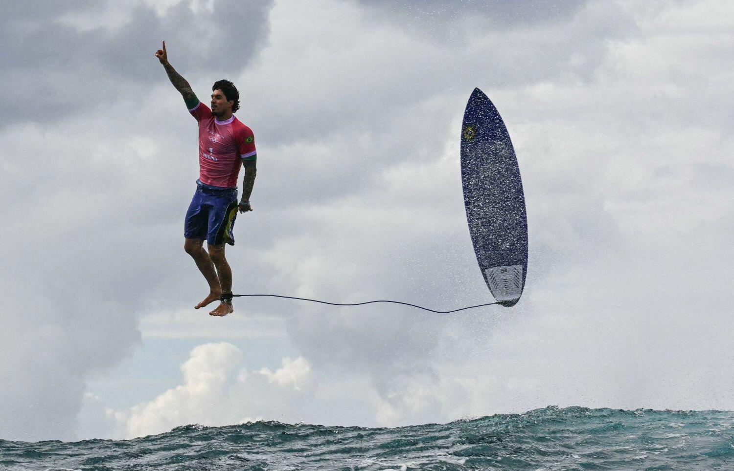 Gabriel Medina's 🇧🇷 iconic wave ride…