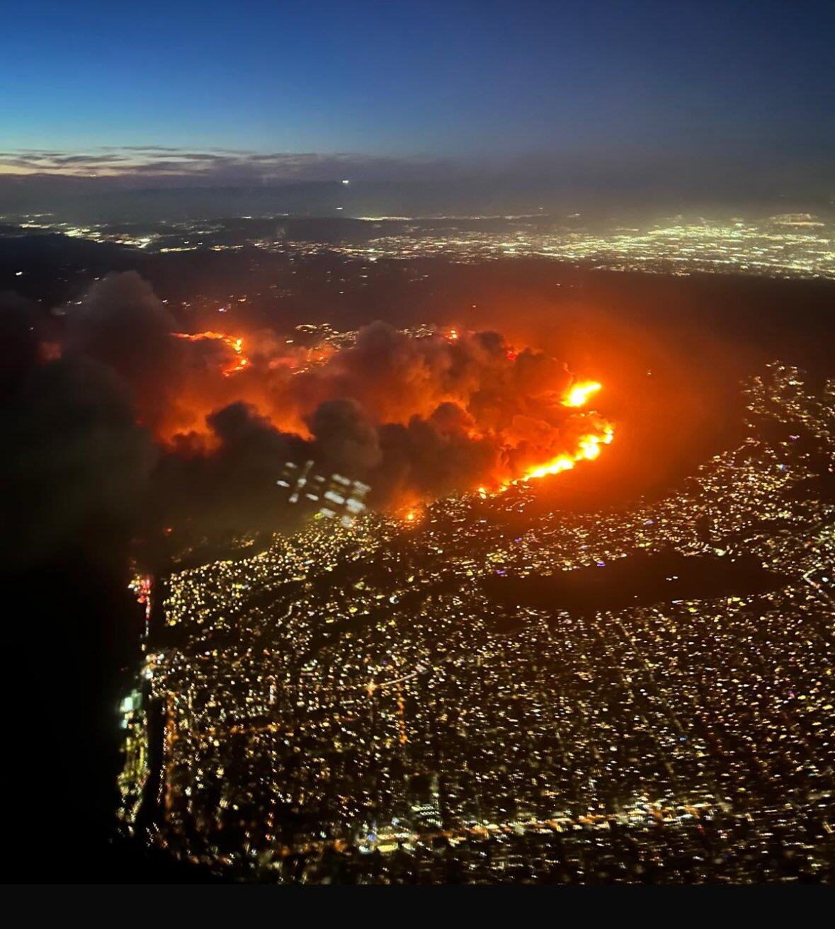 ⚡️#PalisadesFire from a flight arriving into…