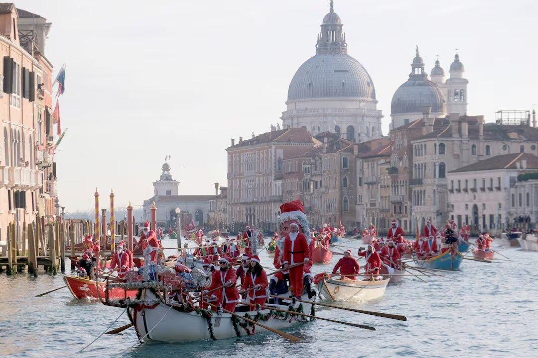 People dressed as Santa Claus row…