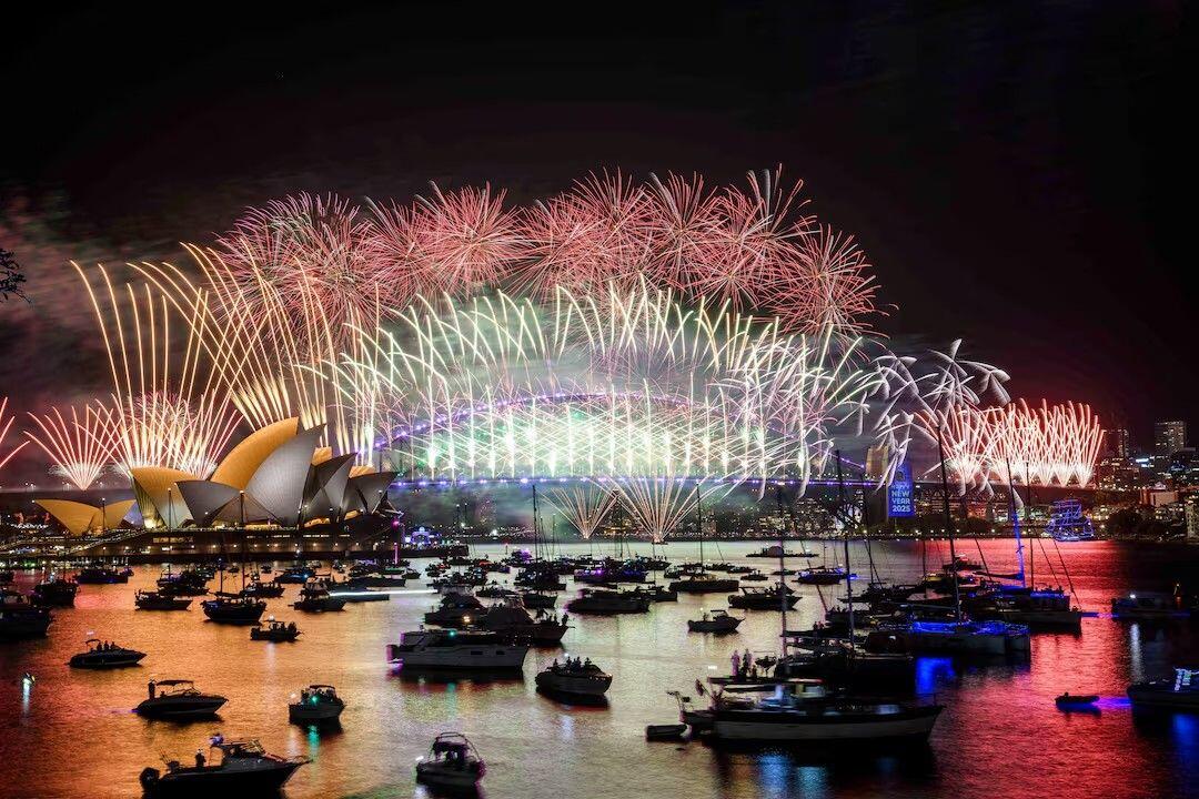 Fireworks explode over the Sydney Opera…