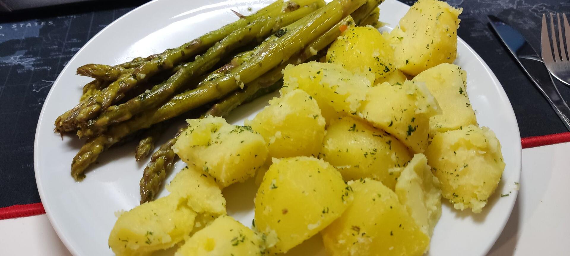 Lunch time ala at home. Asparagus…